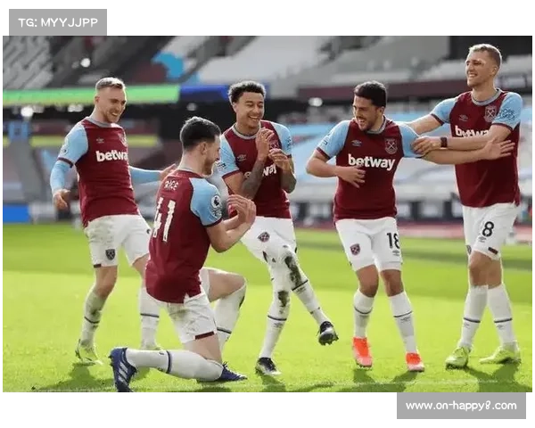 诺丁汉森林球迷终场哨响后冲场庆祝,保级关键分如夺冠 诺丁汉森林球迷终场哨响后冲场庆祝,保级关键分如夺冠